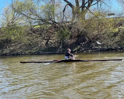 Mitarbeiterin von SWM rudert auf der Elbe