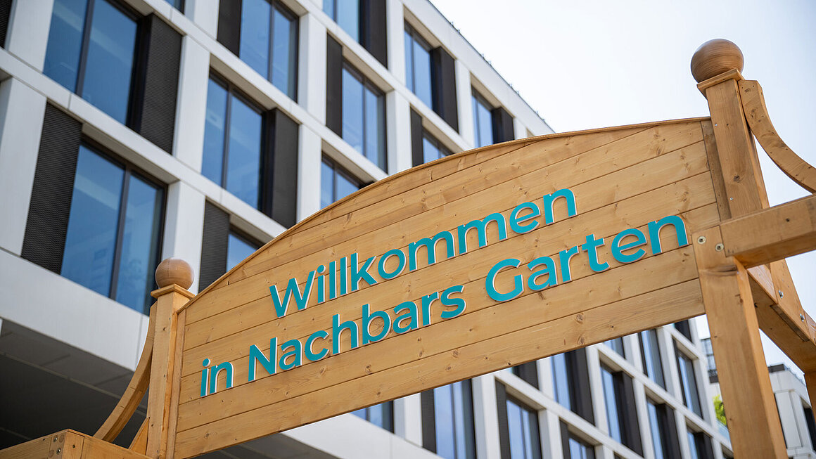 Schild "Willkommen in Nachbars Garten" vor Blauen Bock