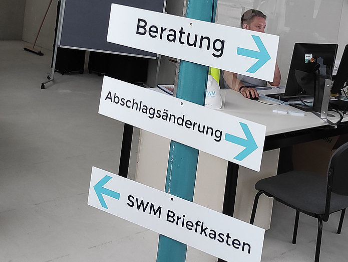 Wegweiser im SWM Baustellenkundencenter