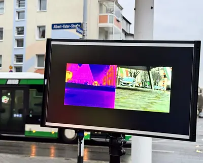 Blick auf Bildschirm bei Drohneneinsatz mit Hinweisschild im Hintergrund