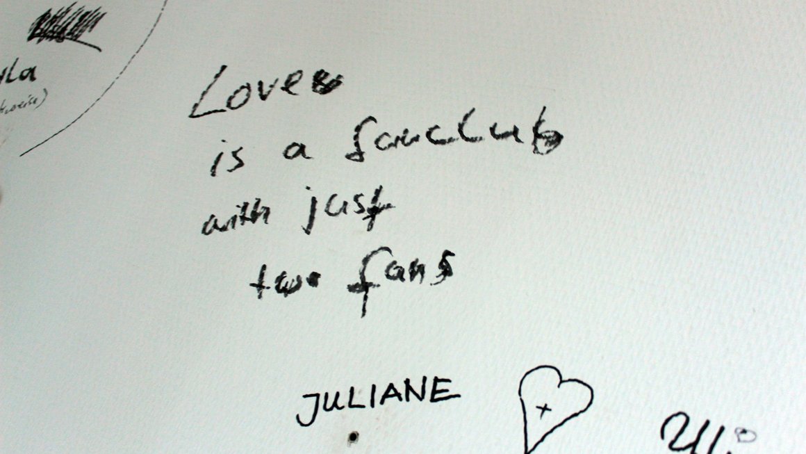 Schrift "Love is an fanclub with just two fans - Juliane + Uli an Wand im alten Blauen Bock