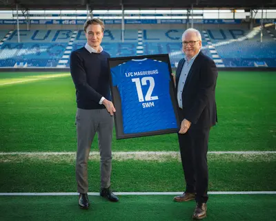 Martin Geisthardt, Geschäftsführer des 1. FC Magdeburg und Andreas Fedorczuk, Technischer Geschäftsführer der SWM Magdeburg verlängern die Partnerschaft vorzeitig