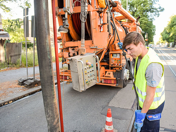 SWM Mitarbeiter bedient das SWM Kanalspülfahrzeug