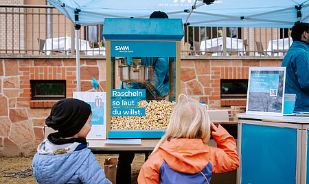 Popcorn-Maschine mit Kindern davor auf der Grünen Messe