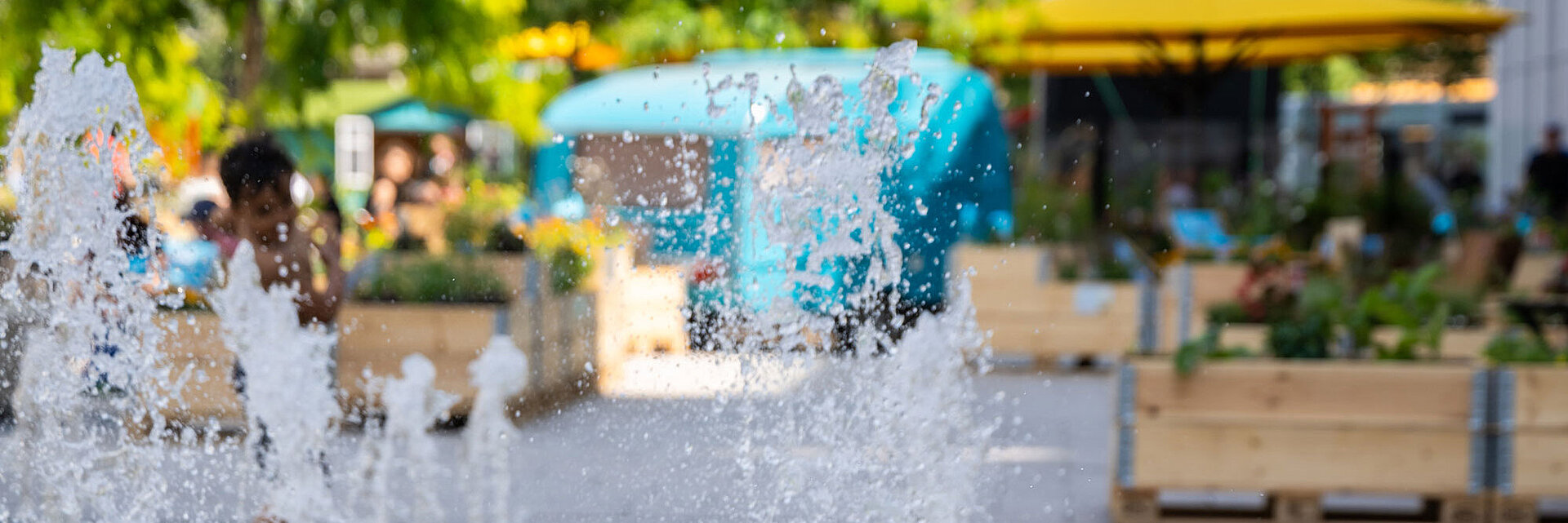 Wasserspiel vor Nachbars Garten