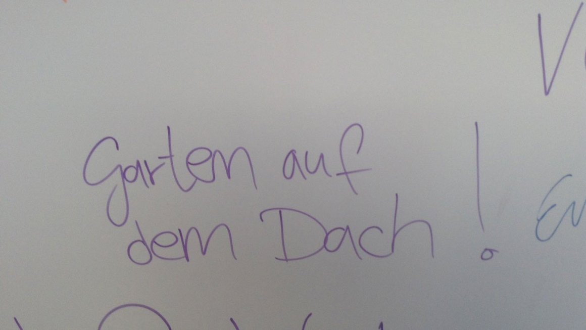 Aufschrift "Garten auf dem Dach" auf Meinungswand zum neuen Blauen Bock