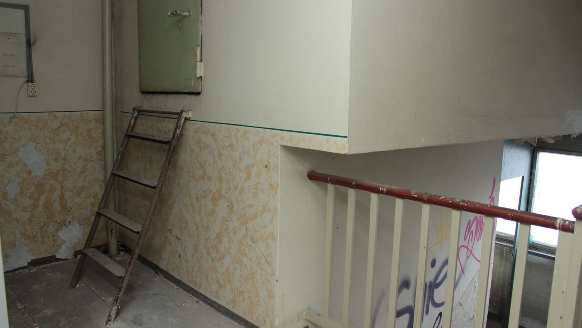 Luke mit Leiter im Treppenhaus im alten Blauen Bock