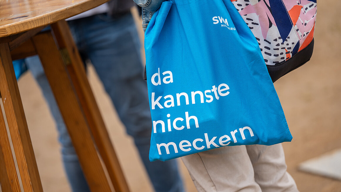 Türkiser Stoffbeutel mit der Aufschrift "da kannste nich meckern"