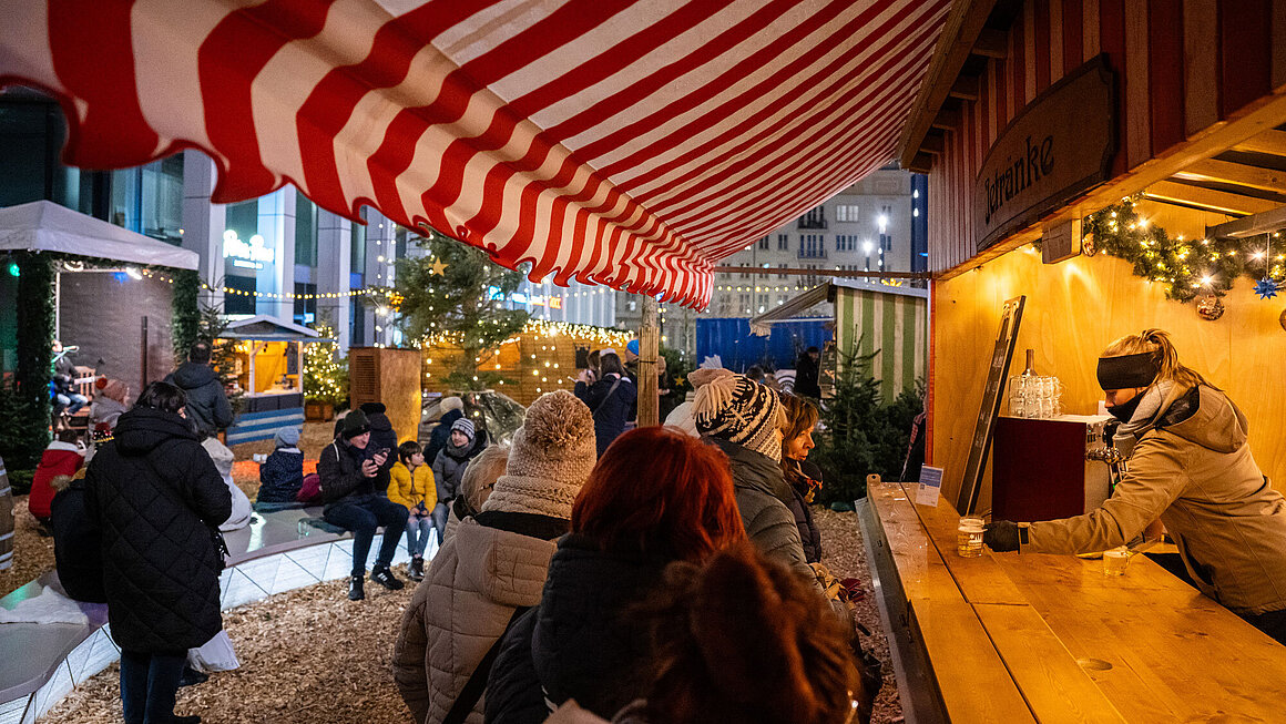 Blick auf die Getränkehütte auf dem SWM Weihnachtsmarkt