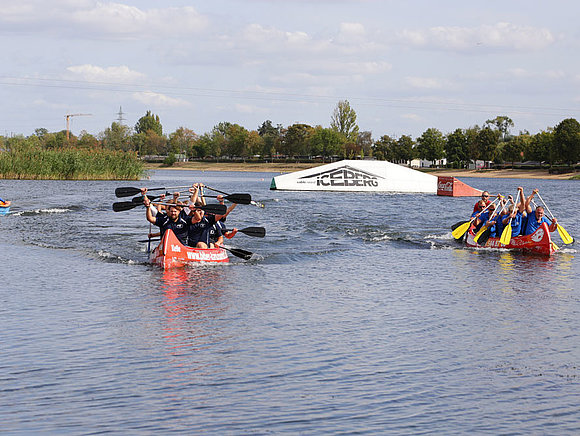SWM Drachenbootrennen auf dem Neustädter See Zwei SWM Drachenboote im Zieleinlauf auf dem Neustädter See