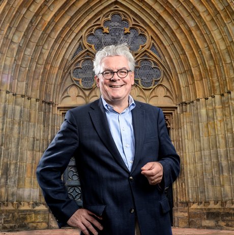 Dr. Christian Antz vor dem Portal des Magdeburger Doms