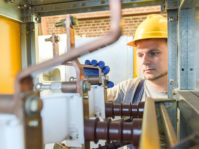 SWM Azubi Elektroniker für Betriebstechnik SWM Azubi Elektroniker für Betriebstechnik schraubt