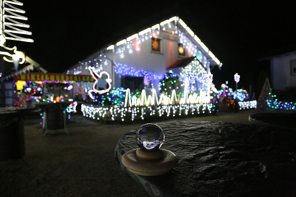 Haus mit sehr viel Weihnachtsbeleuchtung