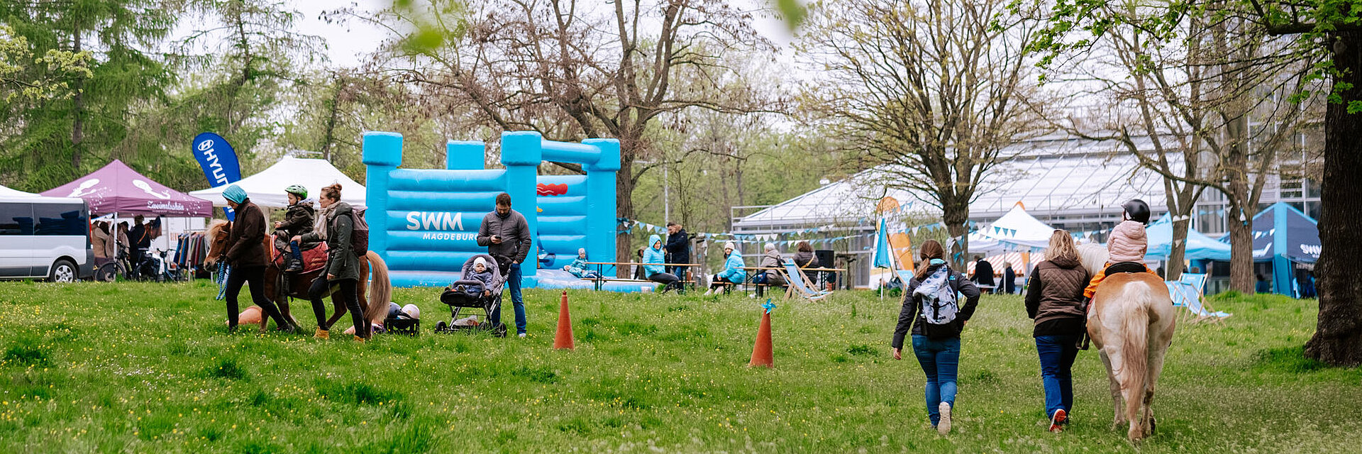 Blick in den Klosterbergegarten bei der Grünen Messe mit SWM Hüpfburg