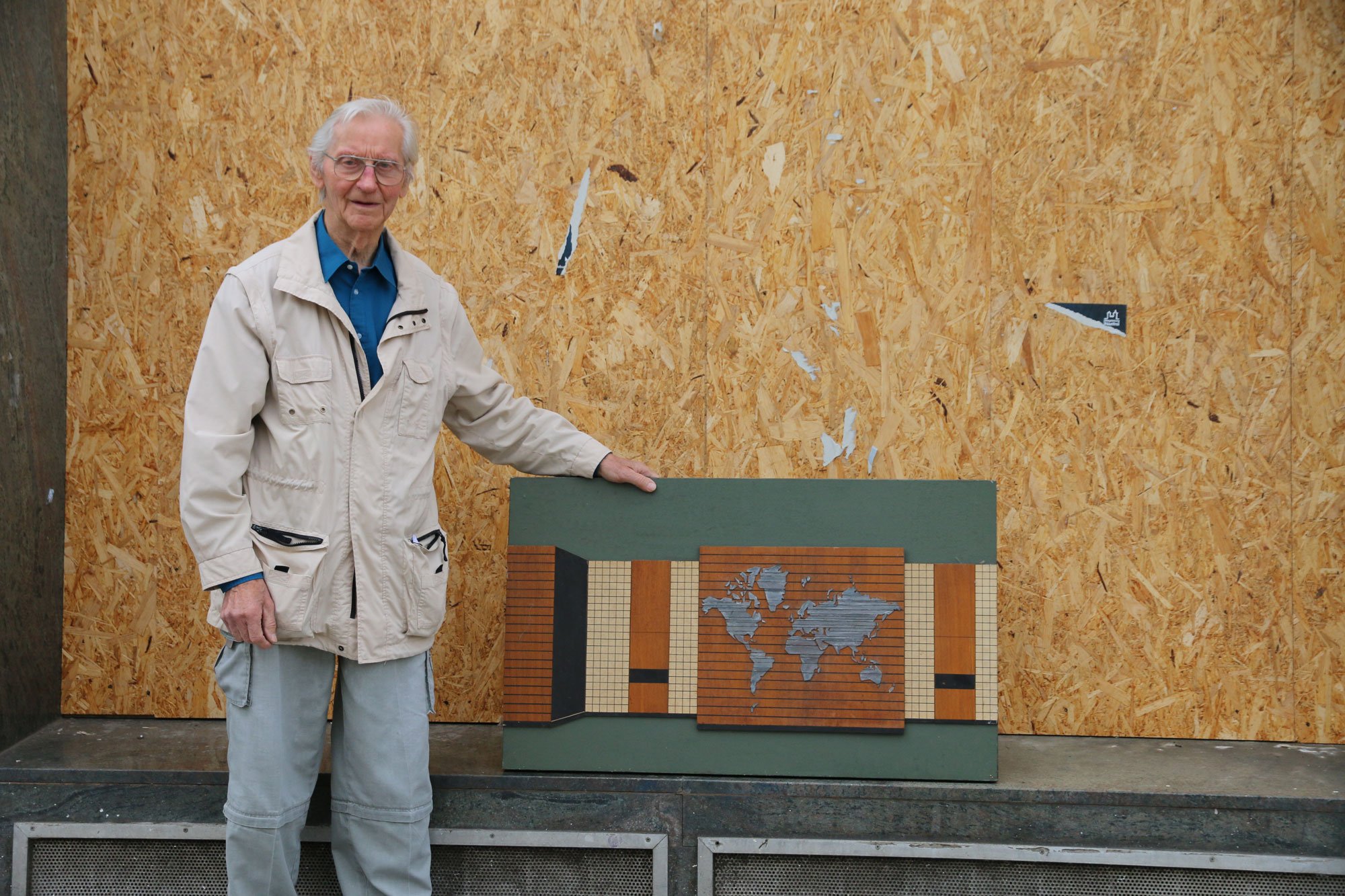 Bruno Groth mit Modell der gesuchten Plastik