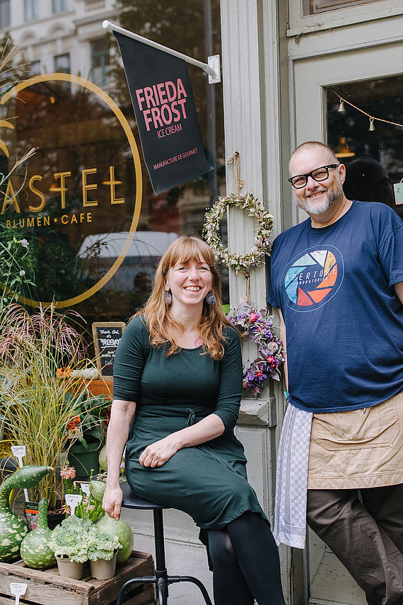 Die beiden Inhaber:innen vor dem Pastel Bulmen.Cafe