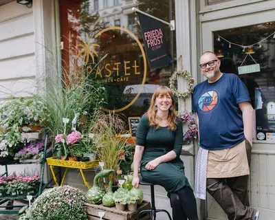 Die beiden Inhaber:innen vor dem Pastel Bulmen.Cafe