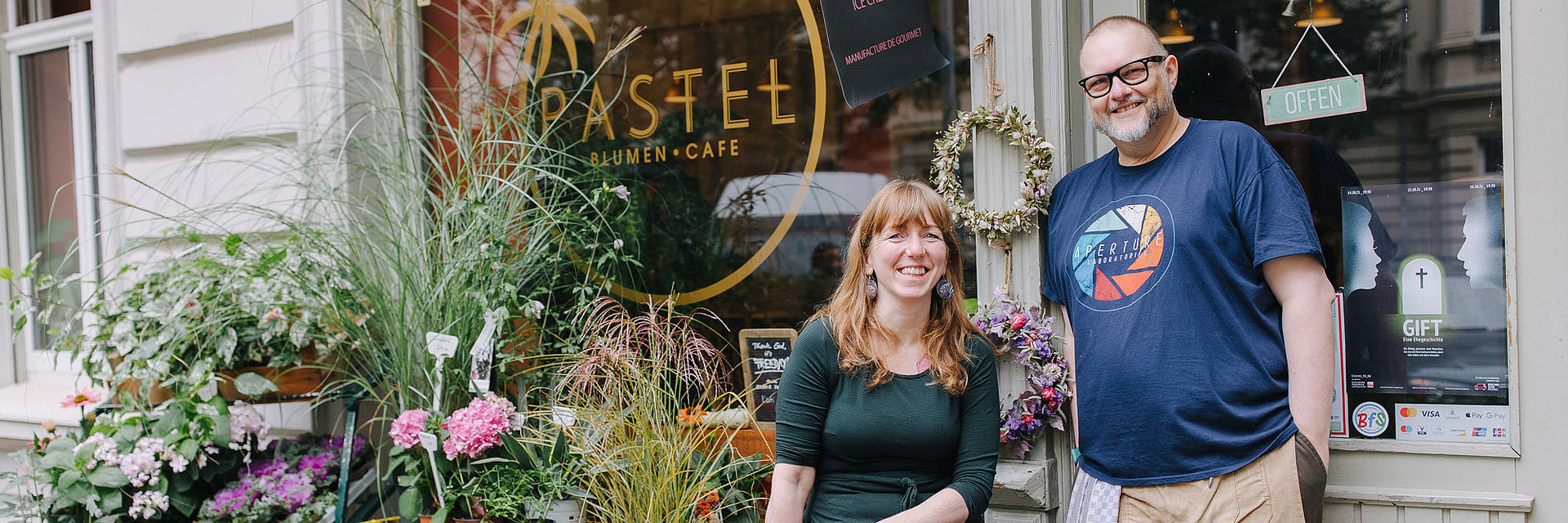Die beiden Inhaber:innen vor dem Pastel Bulmen.Cafe