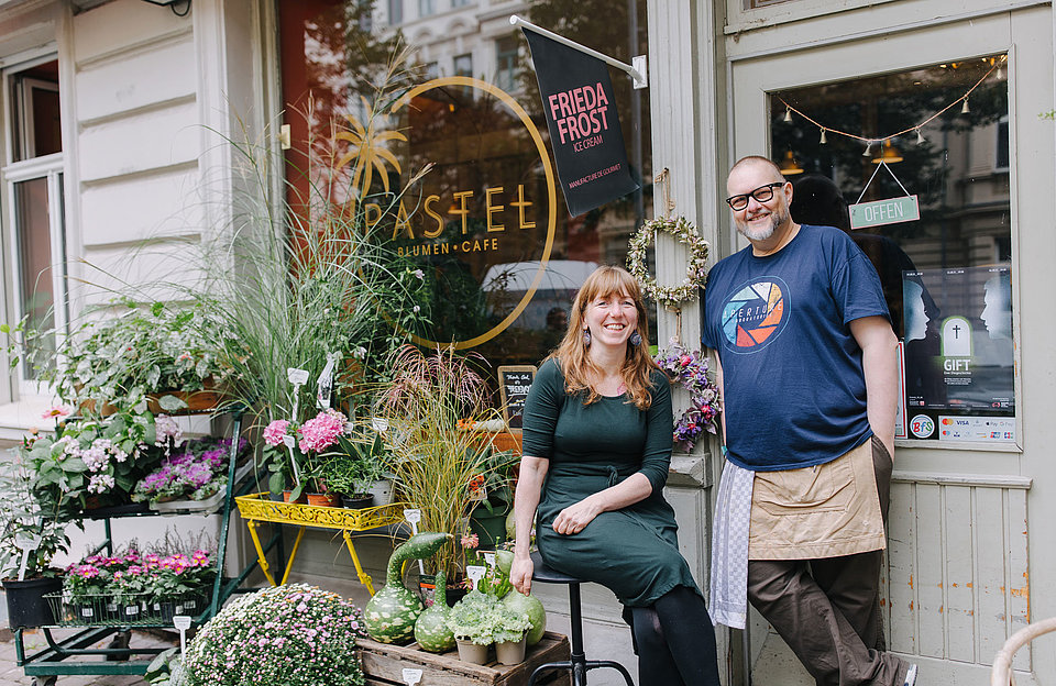 Die beiden Inhaber:innen vor dem Pastel Bulmen.Cafe