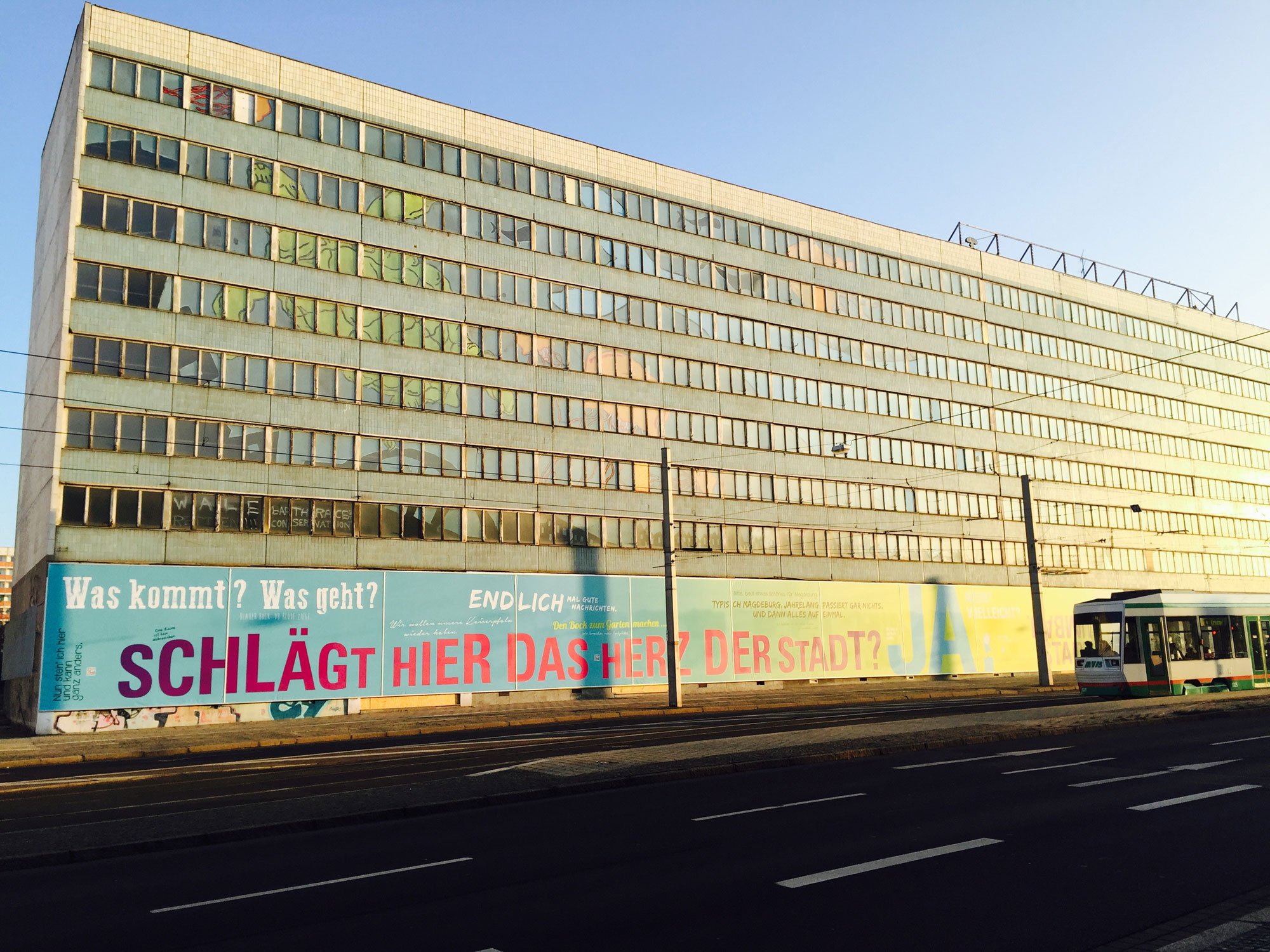 alter Blauer Bock mit Bande "Schlägt hier das Herz der Stadt?"