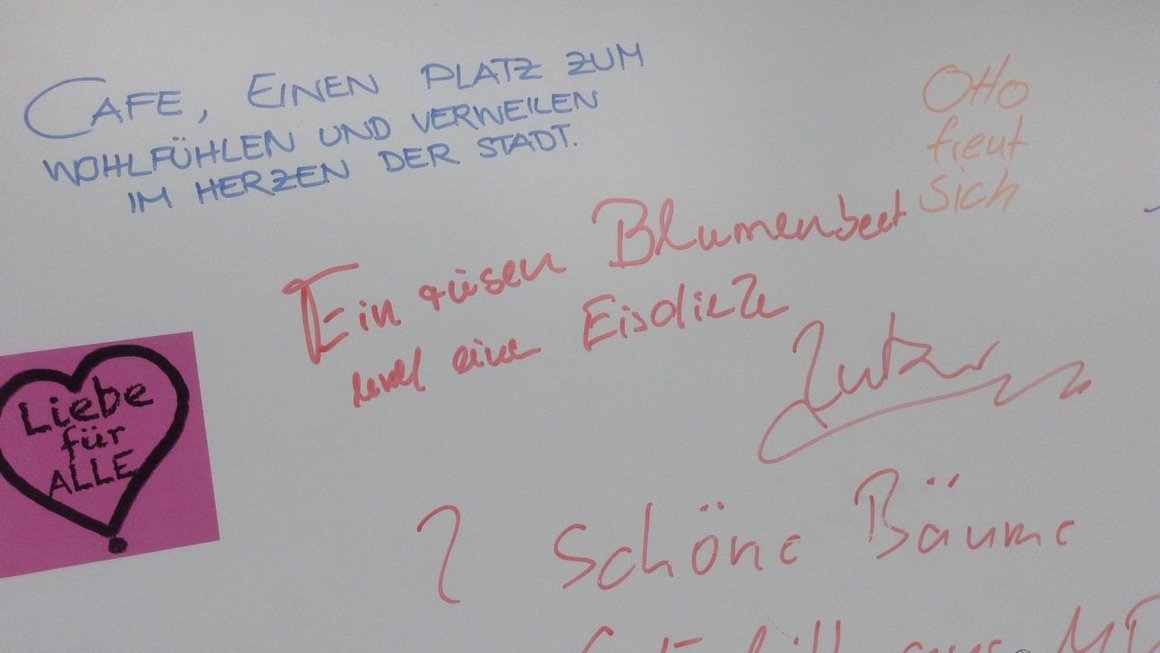 Detailansicht Meinungswand zum neuen Blauen Bock mit Aufkleber "Liebe für alle"