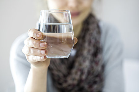 Frau mit Wasserglas