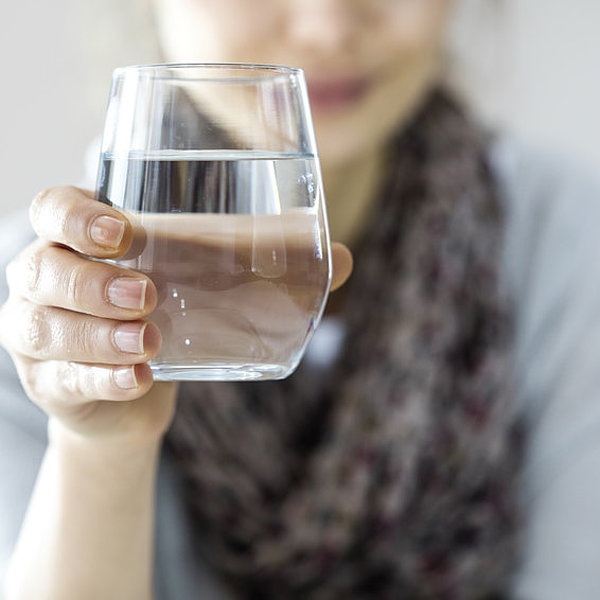 Frau mit Wasserglas