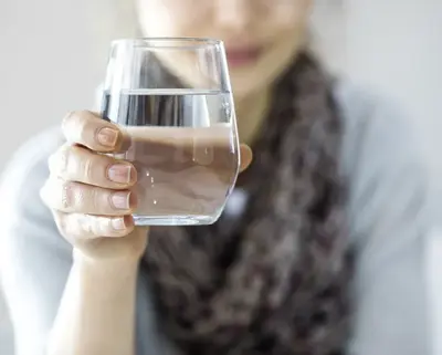 Frau mit Wasserglas