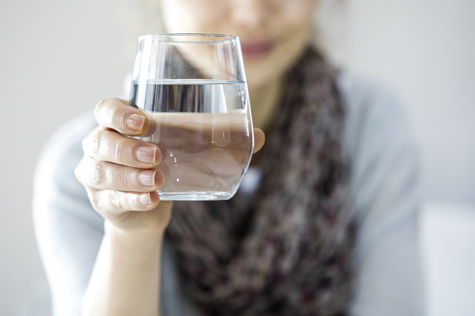 Trinkwasser Frau mit Wasserglas