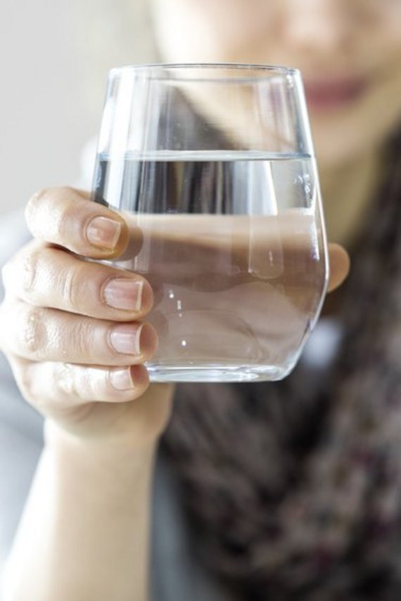 Frau mit Wasserglas