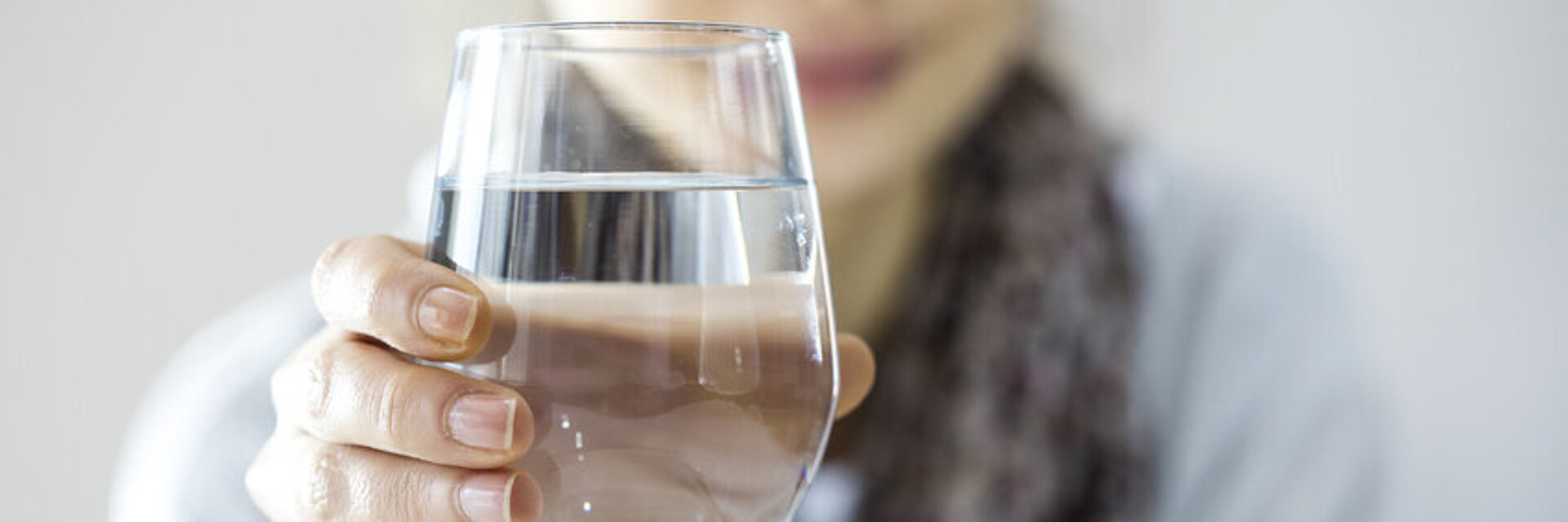 Frau mit Wasserglas