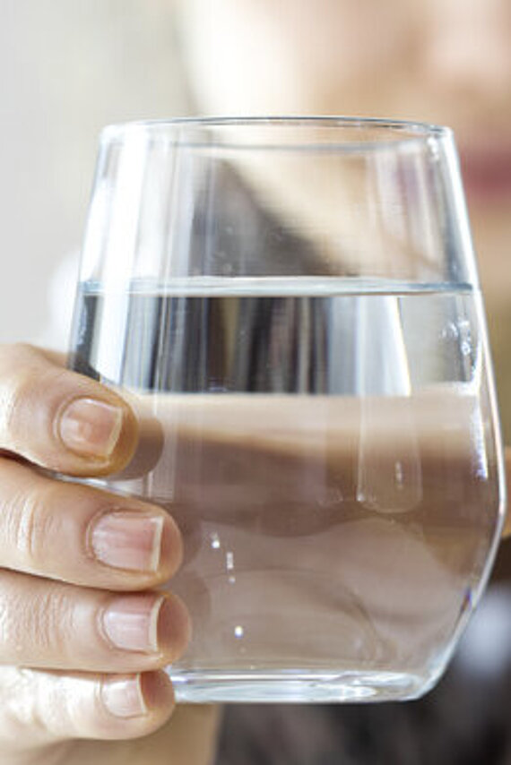 Frau mit Wasserglas