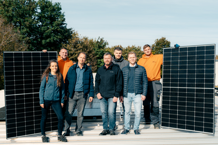 Team von SWM auf dem Dach der Freien Schule Magdeburg
