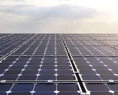 Foto einer Dachfläche mit Solarpanelen