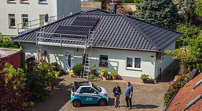 SWM PV Anlage auf Einfamilienhaus in Magdeburg mit Eigentümer und SWM Berater davor