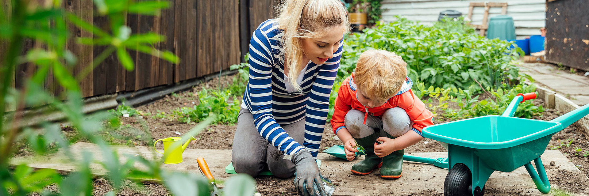 Mutter und Tochter arbeiten gemeinsam im Garten