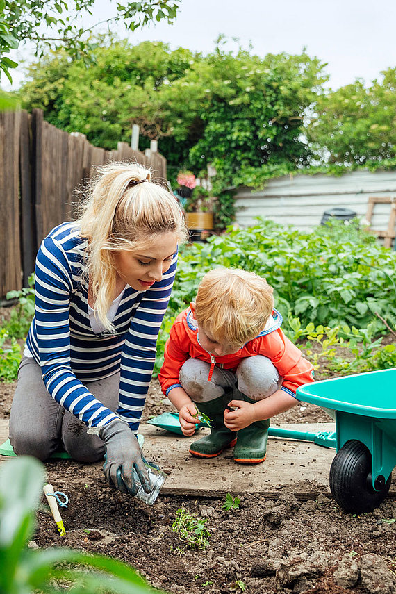 Mutter und Tochter arbeiten gemeinsam im Garten