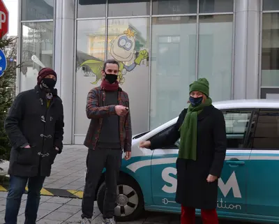 Übergabe des SWM E-Up am SWM Kundencenter in Magdeburg. Zwei Personen der Initivative your local und Marketingleiterin Anne-Kathrin Beyer sind zu sehen. 