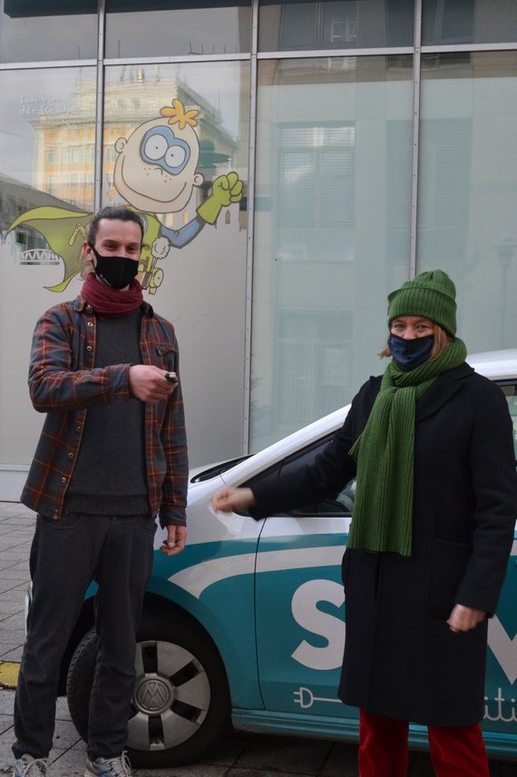 Übergabe des SWM E-Up am SWM Kundencenter in Magdeburg. Zwei Personen der Initivative your local und Marketingleiterin Anne-Kathrin Beyer sind zu sehen. 